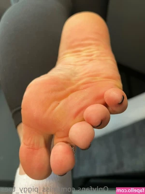 miss.piggytoes [ miss-piggytoes ] - It s late at night and you ve stumbled down to the kitchen for a
