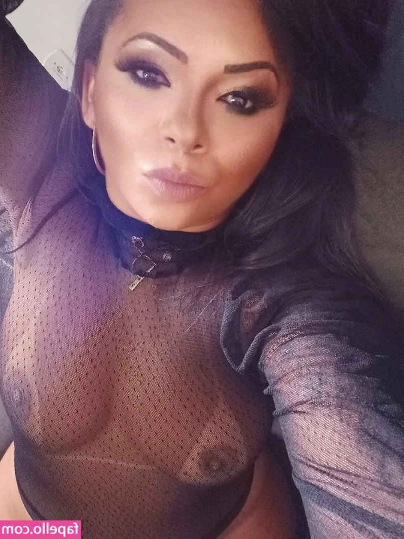 Pattricia Araujo [ pattricia-araujo ] - So... I cut my bangs tonight. It was super greasy too so uhhh... I'll
