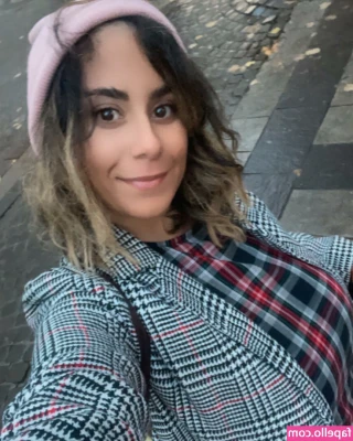 Lia Grimmie [ lia-grimmie ] - I absolutely love my new huge mirror, perfect for wiggling round