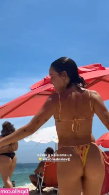 Valentina Bandeira [ valentina-bandeira ] - Peekin on the neighbors