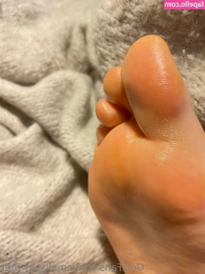 small_girl_feet [ small-girl-feet ] - Lookin’ like a snack. Come, eat me!