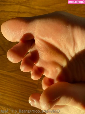 small_girl_feet [ small-girl-feet ] - Merry Christmas to all those who are here sharing their presence with