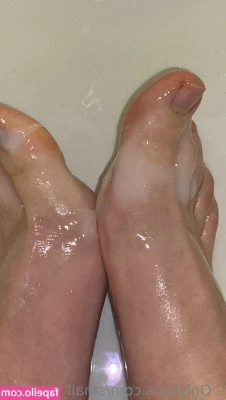 small_girl_feet [ small-girl-feet ] - Happy Hump Day! See you online!!! Cum find me 😃
