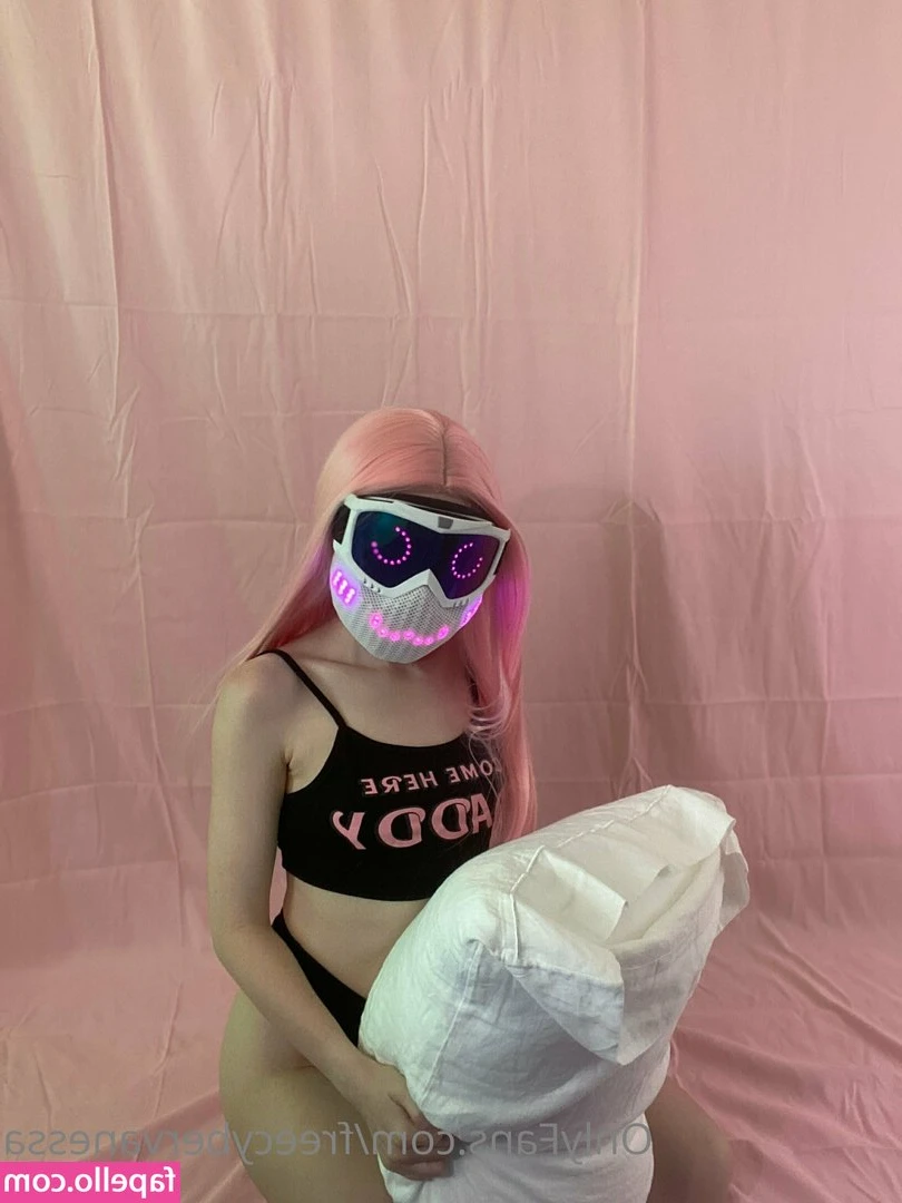 freecybervanessa - Would you rock this cabin with me? (Keep swiping)