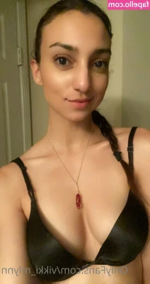 Vikki Mlynn [ vikki-mlynn ] - tired of this grainy ass quality someone pls buy me a new phone