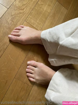 italianfeetluv - Thinking about going live on here tonight while gaming and answering