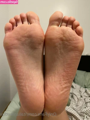 italianfeetluv - 🇺🇸Imagine wakin up with me like this in your bed😈