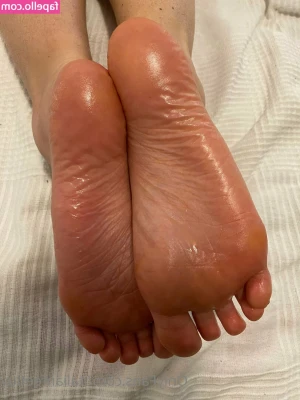 italianfeetluv - Ripped my stockings & masturbated 💦 video coming to your inbox
