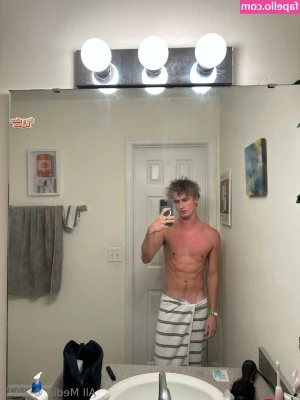 sexyking9643 - Happy humpday 🍑  Let me get your beer for you 🍻