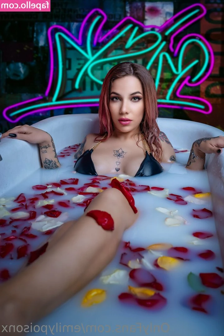 emilypoisonx - How you like me now? 🌴🥵