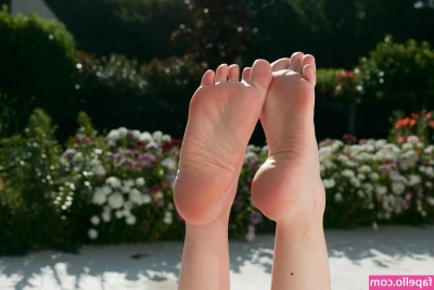 Sweetoest Roby [ sweetoest-roby ] - Can I take them off for u 🥰