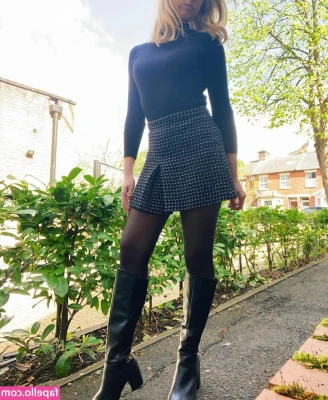 Emily_instyle [ emily-instyle ] - Just got back from work. I’m looking for some fun. Who’s going to
