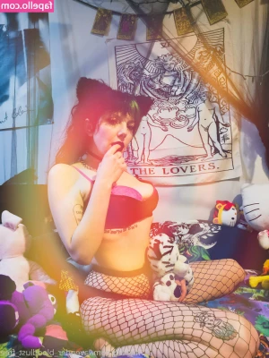 lavender_bloodlust_free [ lavender-bloodlust-free ] - Love those nike ♥️🍑