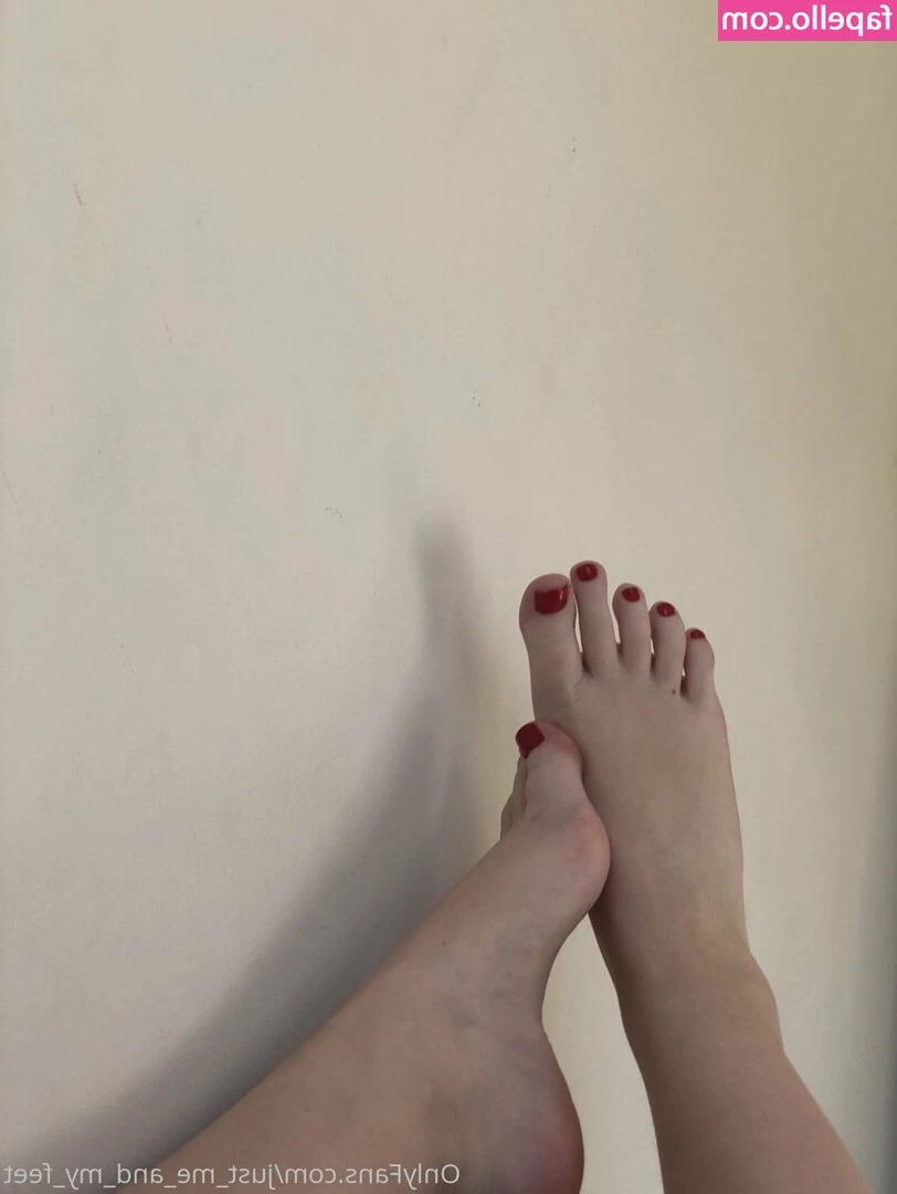 just_me_and_my_feet [ just-me-and-my-feet ] - ONE LUCKY FAN WILL GET TO HAVE MY PUSSY HAIR!! BETTER HURRY! DM FOR