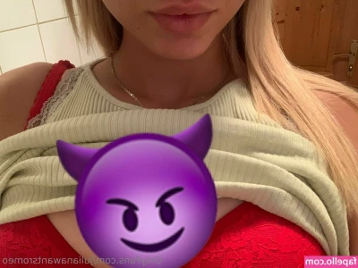 julianawantsromeo - Titty Tuesday coming from the pool 💕