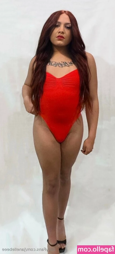 janellebeee - She needs a shave so bad 🥵🥵 anyone wanna help?