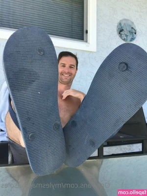 mylesmagicalsoles - i require tummy kisses everyday