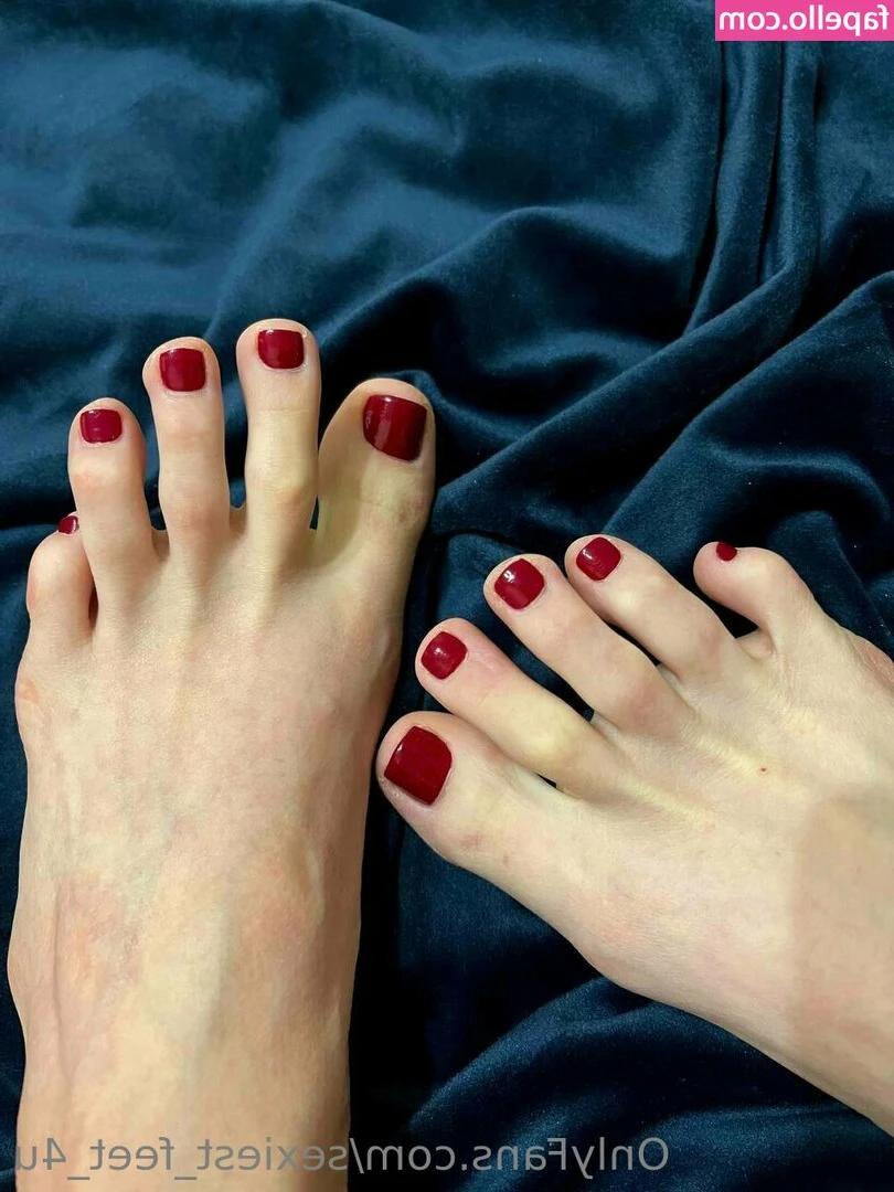 sexiest_feet_4u [ sexiest-feet-4u ] - Happy Valentines Day! Gonna get into my vday outfit later but thought