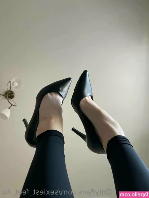 sexiest_feet_4u [ sexiest-feet-4u ] - The bed is warm 🔥