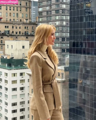 Ivanka Trump [ ivanka-trump ] - 😋 your new lockscreen