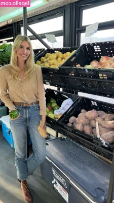 Ivanka Trump [ ivanka-trump ] - Horny 18 Y O  blancacrown   has a Big Ass and Big BoobsWould you like