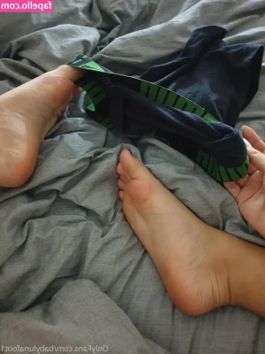 babylunafoot1 - A pussy wedgie collection, over a dozen pics of my hungry kitty 😸
