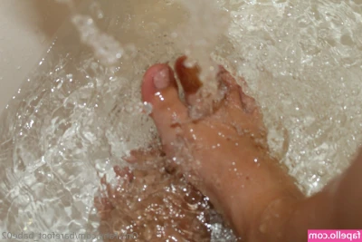 barefoot_babe02 [ barefoot-babe02 ] - Vienes?