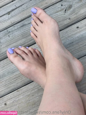 sweetfeettreats727 - Rebillers just got a gift in their dms btw <3