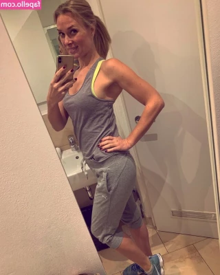 Britta Hofmann [ britta-hofmann ] - Naughty tik tok for you ☀️🌶️💋