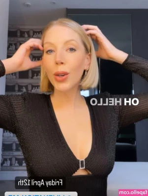Katherine Ryan [ katherine-ryan ] - Big tanned beautiful calf muscles flexing with her feet on the