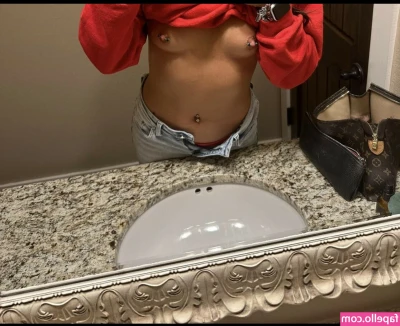 TabbMcDonald - Can't pick which top to wear, i want to just give up and be naked lmao