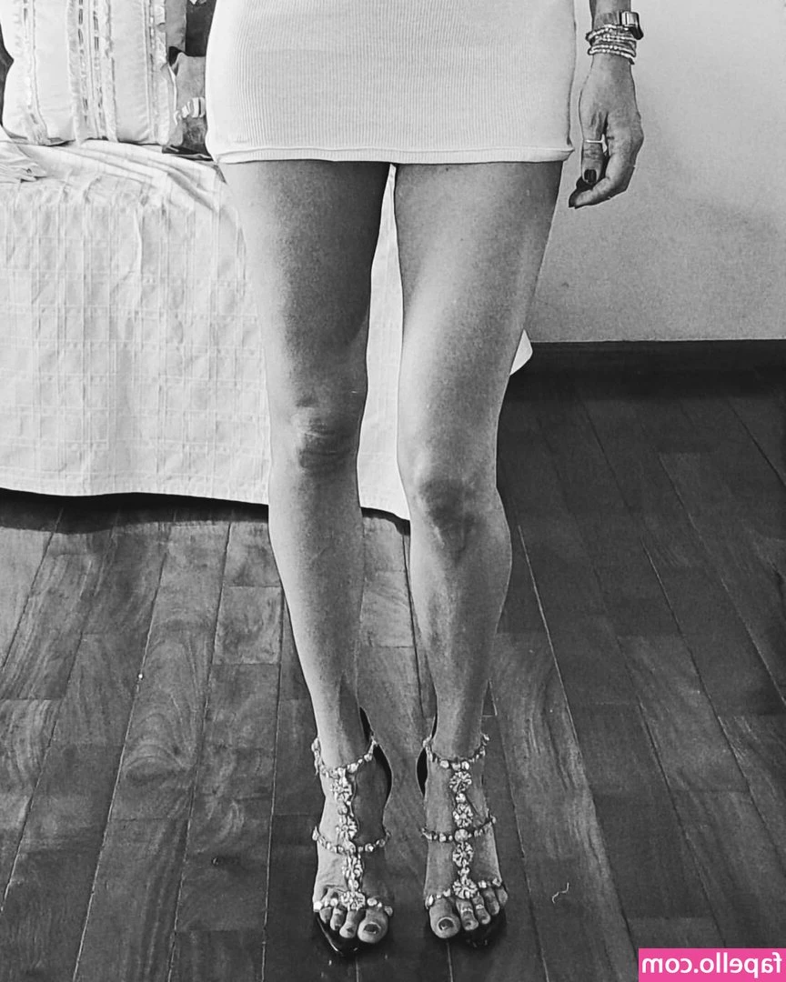 lol_hotwife [ lol-hotwife ] - I don’t mind you staring at me. Keep looking. 😉