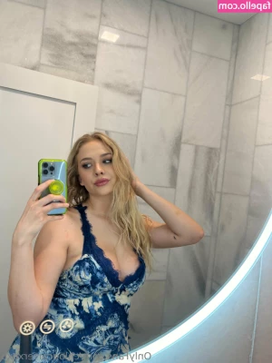 chloecarterxoxo - Let’s see who can guess my shoe size first 🥰 comment what you