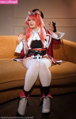 mintosylveon [ mintosylveon-1 ] - Dressed cute today, giving you a sexy peek.