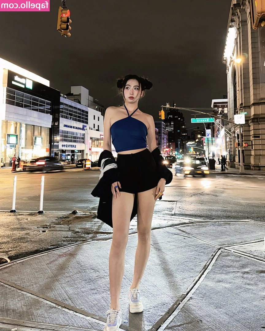 mollyshen - Slide into your DMs for the uncensored 12-photo set     version 2 0