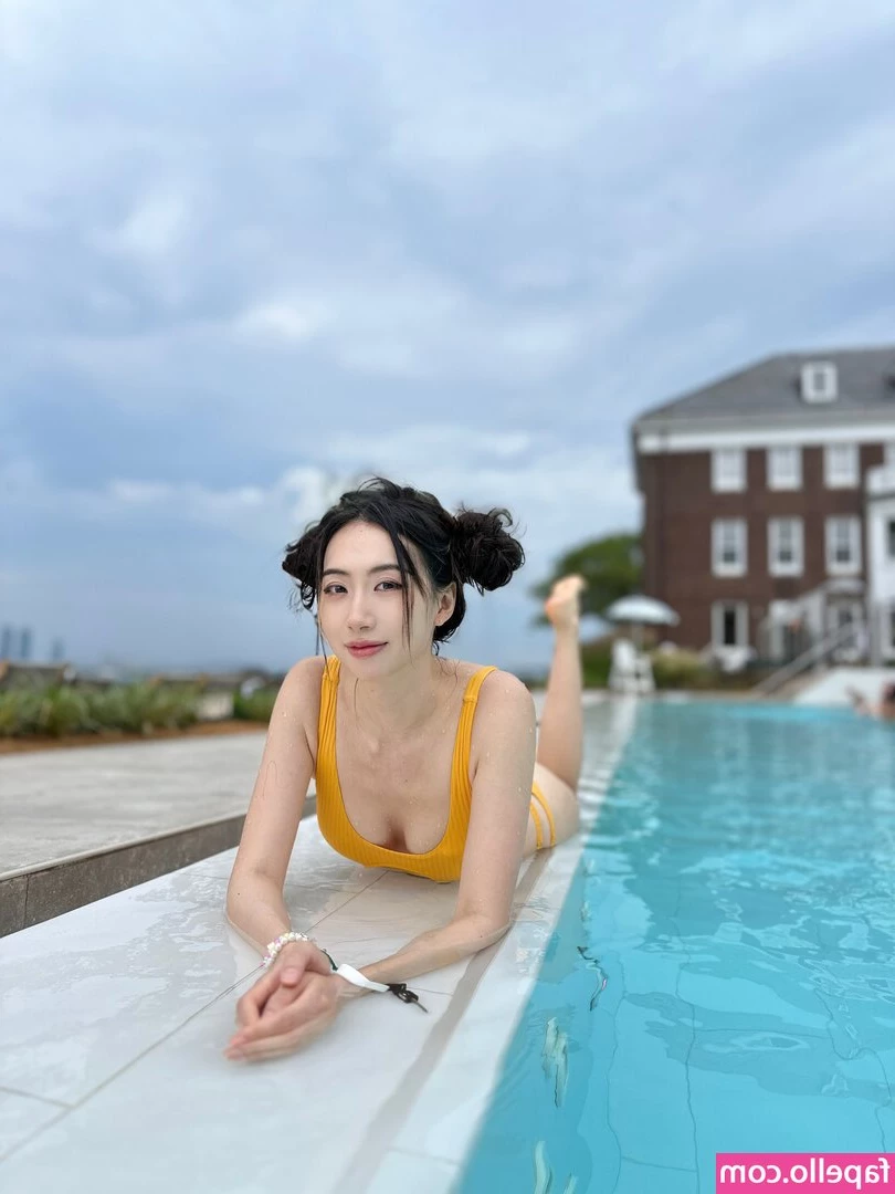 mollyshen - Decided to do some cave exploring in the tub