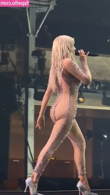Shirin David [ shirin-david ] - Oh no, I’m naked 😏🖤