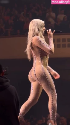 Shirin David [ shirin-david ] - Good morning happy hump day 🌻🌞💝😍❤️ A little sexy