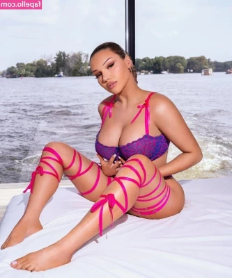 Shirin David [ shirin-david ] - un besito  Full set in topless in DM