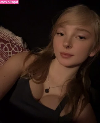 blonde_vivi [ blonde-vivi ] - Un colchón de Latex  mi rabo y uff