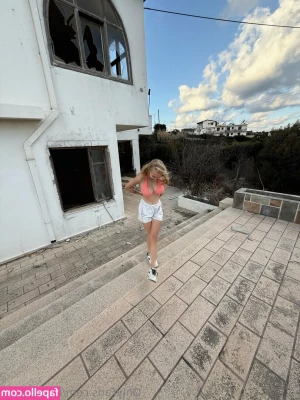 blonde_vivi [ blonde-vivi ] - Cum play with my feet and my little girl cock please