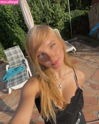 blonde_vivi [ blonde-vivi ] - These shorts are a little tight