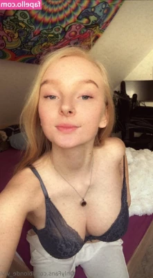 blonde_vivi [ blonde-vivi ] - i was inconsolably horny on my train to London today  had to bust one