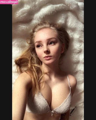blonde_vivi [ blonde-vivi ] - Do I ski or snowboard ?