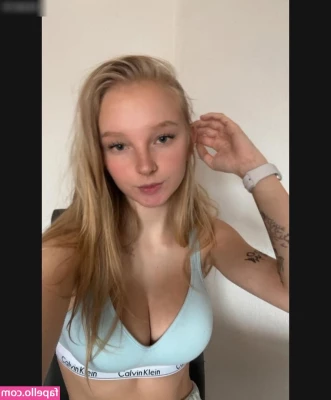 blonde_vivi [ blonde-vivi ] - Kiss my soles.
