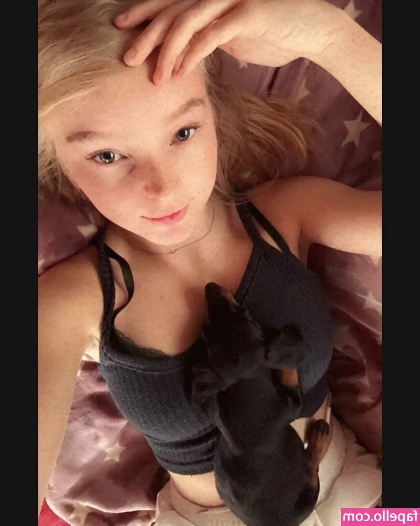 blonde_vivi [ blonde-vivi ] - What would you do to my feet 😈😏