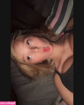 blonde_vivi [ blonde-vivi ] - Suck my toes daddy