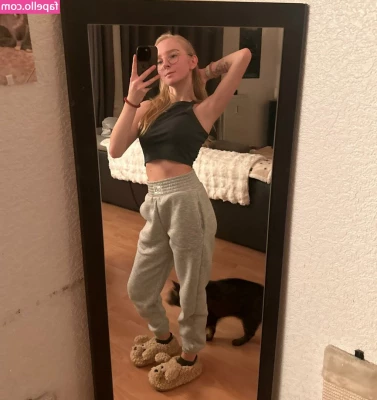 blonde_vivi [ blonde-vivi ] - All stuffed up on a Sunday night   3c