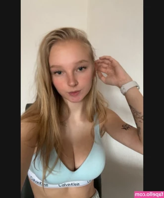blonde_vivi [ blonde-vivi ] - Je demande toujours à ma petite salope de Nina de bien me montrer
