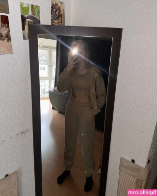 blonde_vivi [ blonde-vivi ] - You can literally see my ass eat the panties 😂